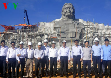 ຜູ້ປະຈຳຄະນະເລຂາ ຢ້ຽມຢາມແລະເຮັດວຽກ ຢູ່ແຂວງກວາງນາມ